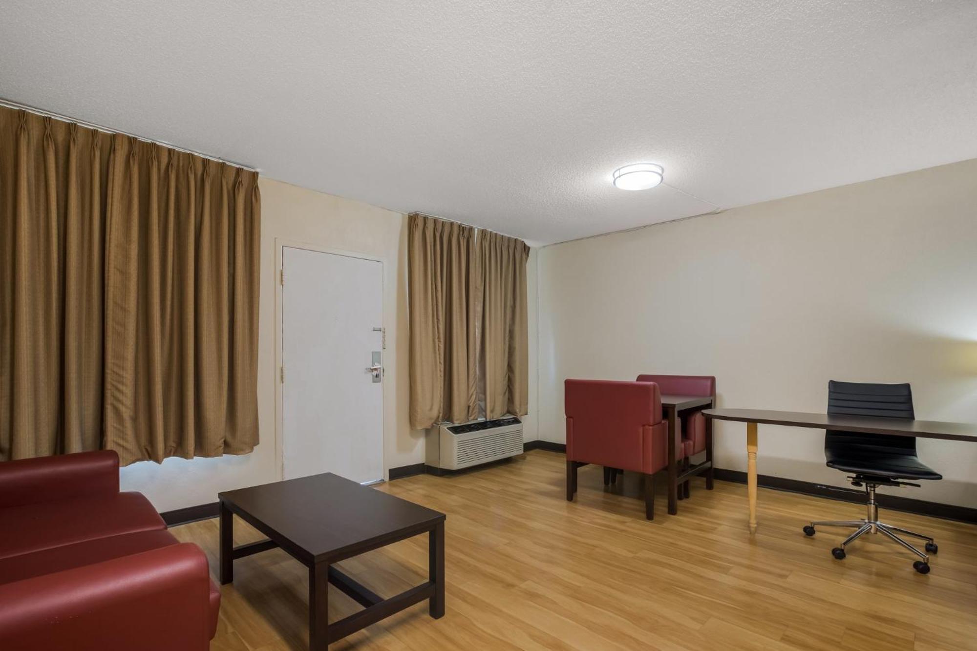Red Roof Inn & Suites Statesboro - University Hotel Statesboro