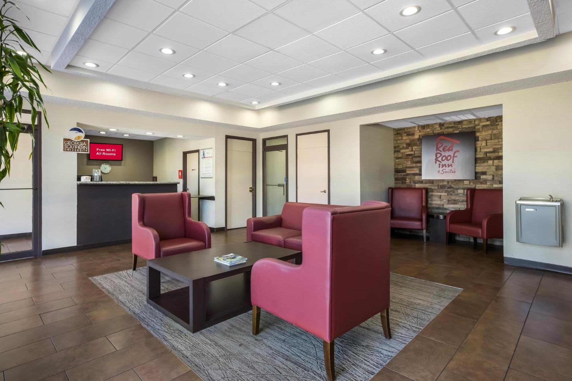 Hotel Red Roof Inn & Suites Statesboro - University 3*