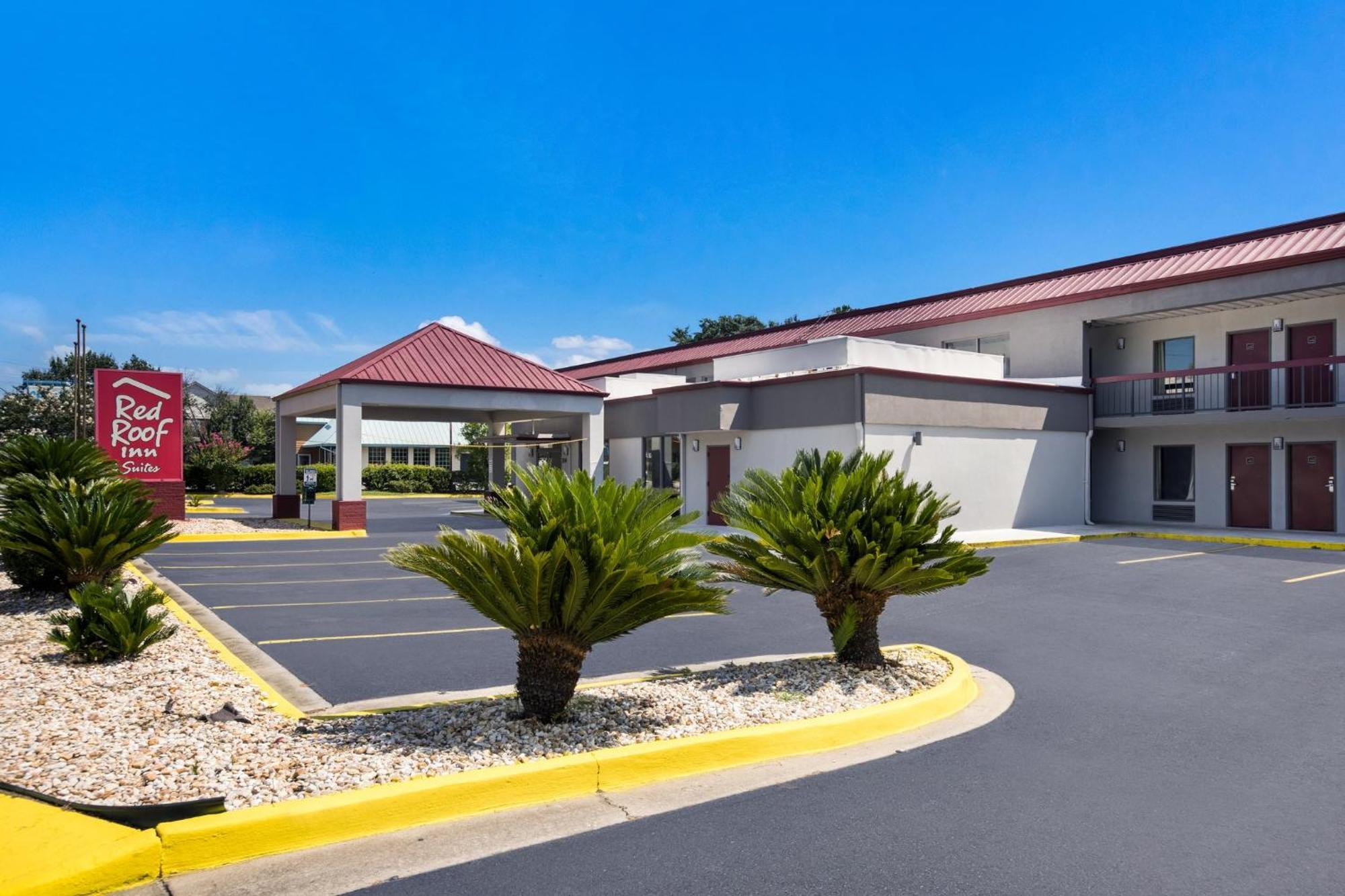 Hotel Red Roof Inn & Suites Statesboro - University 3*